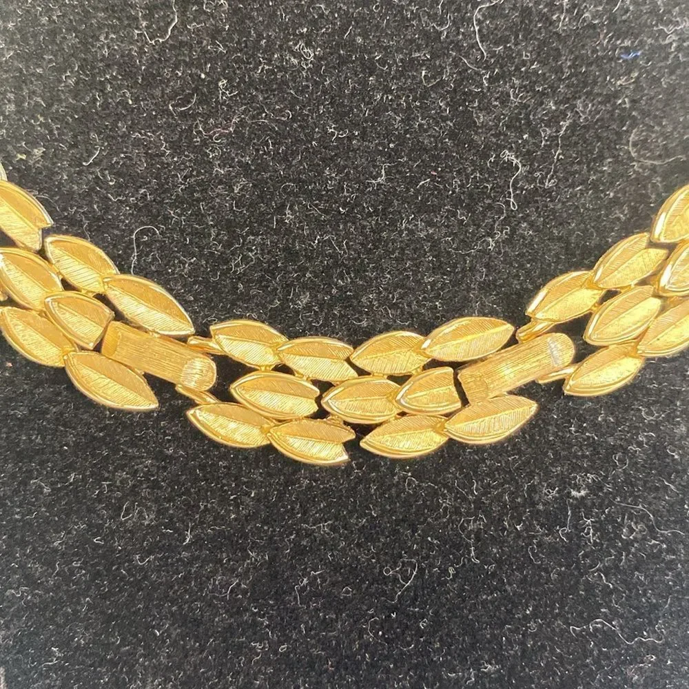Vintage Gold 60’s Leaves Necklace.